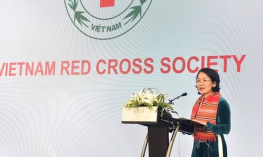 Chủ tịch Hội Chữ thập Đỏ Việt Nam Bùi Thị Hòa phát biểu tại hội nghị. Ảnh: Anh Vũ