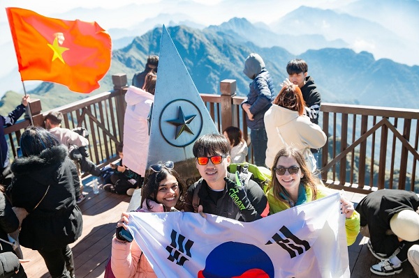 Du khách Hàn Quốc trên đỉnh Fansipan. Ảnh: Sun Group
