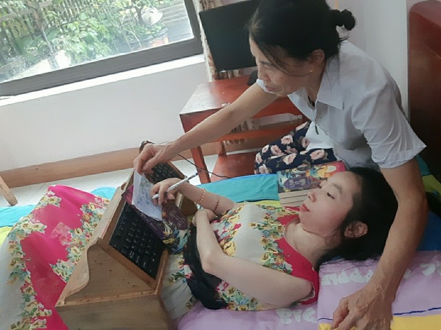 Nguyễn Phương Thúy có sự hỗ trợ, giúp đỡ tận tình của mẹ trong sinh hoạt, công việc. Ảnh: Nhân vật cung cấp