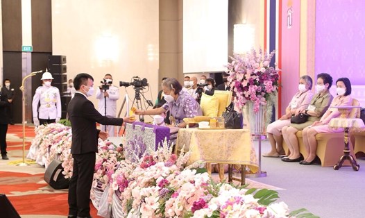 Thầy giáo Nguyễn Mạnh Hùng đón nhận giải thưởng từ Công chúa Thái Lan. Ảnh: Nguyễn Mạnh Hùng