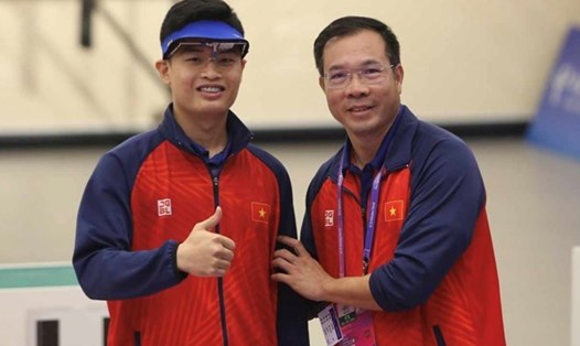 Xạ thủ Phạm Quang Huy (bên trái) và huấn luyện viên Hoàng Xuân Vinh. Ảnh: Bùi Lượng 