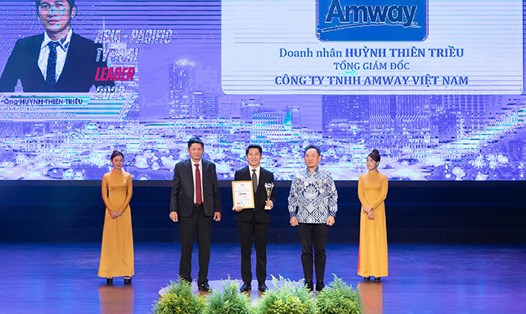  Top 5 Nhà lãnh đạo Tiêu biểu Châu Á - Thái Bình Dương 2023 trao cho ông Huỳnh Thiên Triều - Tổng giám đốc Amway Việt Nam. Ảnh: DNCC.
