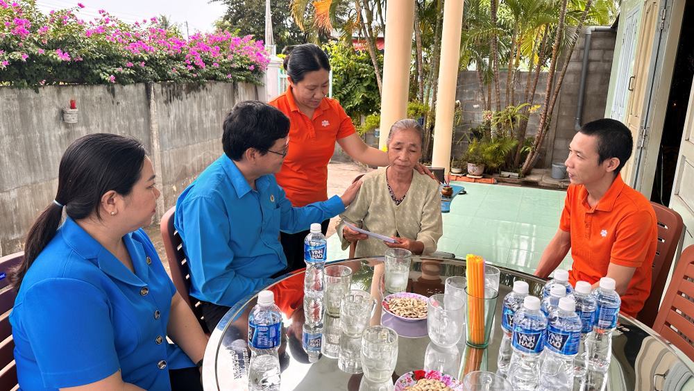 LĐLĐ tỉnh Bình Thuận cùng mạnh thường quân thăm hỏi, tặng quà tại nhà có 2 bố con cùng tử vong trong vụ đứt cáp vận thăng công trình xây dựng. Ảnh: Duy Tuấn