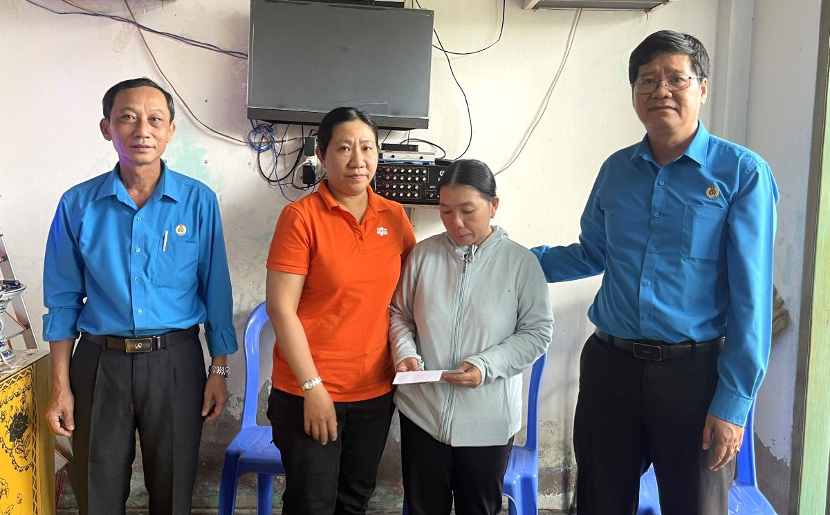 Chủ tịch LĐLĐ tỉnh Bình Thuận cùng Phó Chủ tịch LĐLĐ TP Phan Thiết (bìa cùng bên trái) và đại diện mạnh thường quân trao quà, động viên gia đình của đoàn viên T. Ảnh: Duy Tuấn