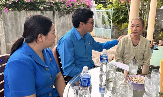 Chủ tịch LĐLĐ tỉnh Bình Thuận - ông Đỗ Hữu Quy động viên gia đình có 2 bố con cùng mất vì tai nạn lao động. Ảnh: Duy Tuấn