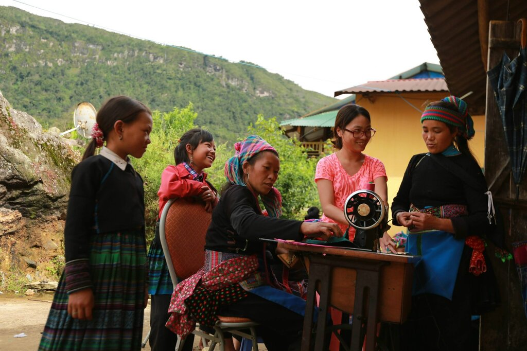 Hướng dẫn nghề may cho đồng bào dân tộc thiểu số. Ảnh: Khánh Minh