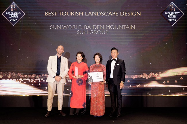 Đại diện Tập đoàn Sun Group nhận giải “Khu du lịch có thiết kế cảnh quan đẹp nhất Việt Nam 2023” cho Sun World Ba Den Mountain. Ảnh Sun Group