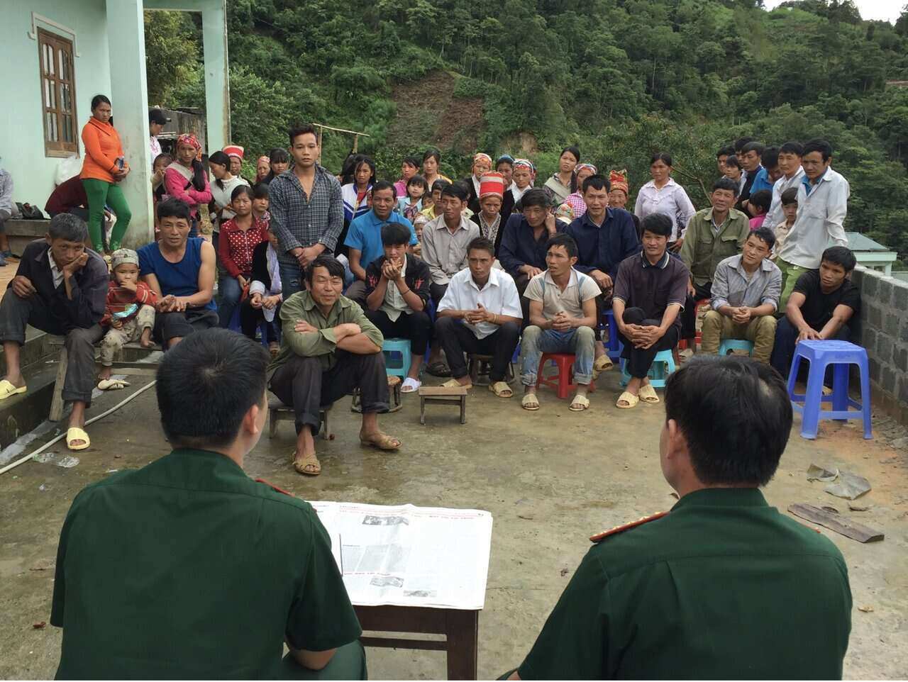 Các chiến sĩ bộ đội biên phòng trao đổi với người dân. Ảnh: Anh Vũ