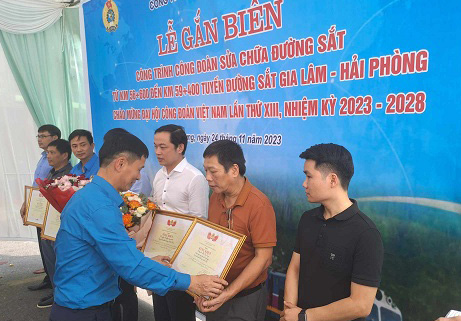 Ông Nguyễn Thanh Hoàn - PCT CĐ Đường sắt Việt Nam tặng bằng khen cho các tập thể, cá nhân xuất sắc. Ảnh: Minh Hạnh