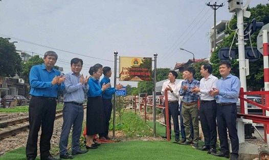 Công đoàn Đường sắt Việt Nam gắn biển công trình chào mừng Đại hội XIII Công đoàn Việt Nam. Ảnh: Minh Hạnh 