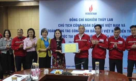 Chủ tịch Công đoàn Dầu khí Việt Nam Nghiêm Thùy Lan (thứ sáu từ trái sang) và Đoàn công tác tặng quà, động viên cán bộ, người lao động Công ty Điện lực Dầu khí Hà Tĩnh. Ảnh: CĐDK

