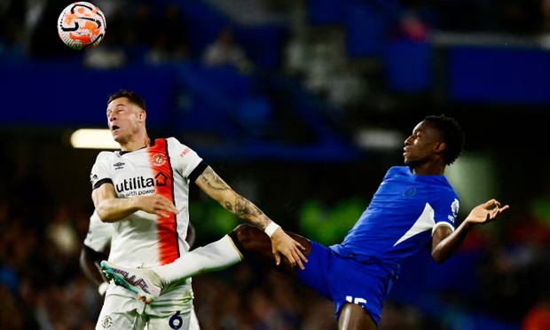 Nicolas Jackson (phải) của Chelsea đã bị phạt thẻ 7 lần ở mùa giải này.   Ảnh: AFP 