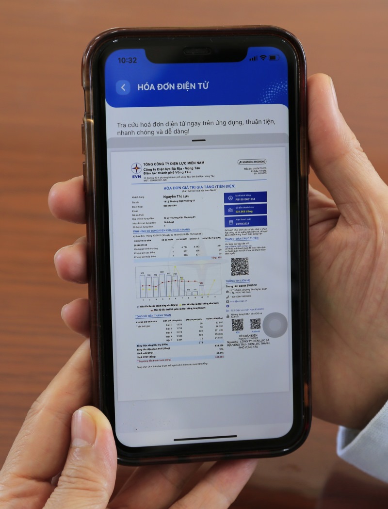 Người dân dễ dàng sử dụng điện thoại để biết tiền điện hàng tháng. Ảnh: EVNSPC cung cấp