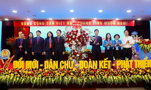 Lãnh đạo Tổng LĐLĐVN tặng hoa chúc mừng Đại hội Công đoàn Tổng Công ty Hàng hải Việt Nam, nhiệm kỳ 2023-2028. Ảnh: Linh Chu