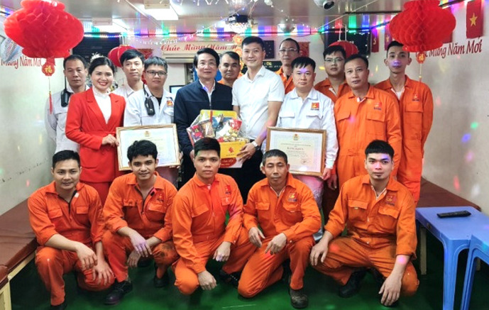 Lãnh đạo Công đoàn Tổng Công ty Hàng hải Việt Nam tặng quà đoàn viên, người lao động. Ảnh: Linh Chu