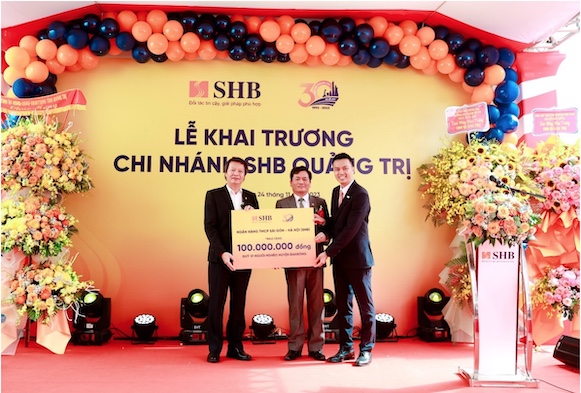 Ông Thân Nguyên Hùng - Giám đốc SHB Quảng Trị trao tặng Quỹ vì người nghèo huyện Đakrông 100 triệu đồng. Ảnh: SHB