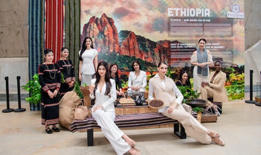 Các người đẹp Miss Grand International hào hứng đi khám phá Bảo tàng thế giới Cà phê. Ảnh: BTC