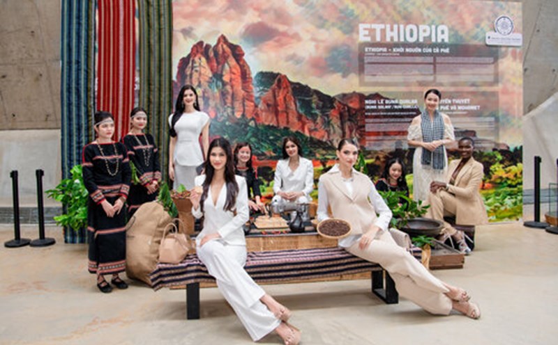 Các người đẹp Miss Grand International hào hứng đi khám phá Bảo tàng thế giới Cà phê. Ảnh: BTC