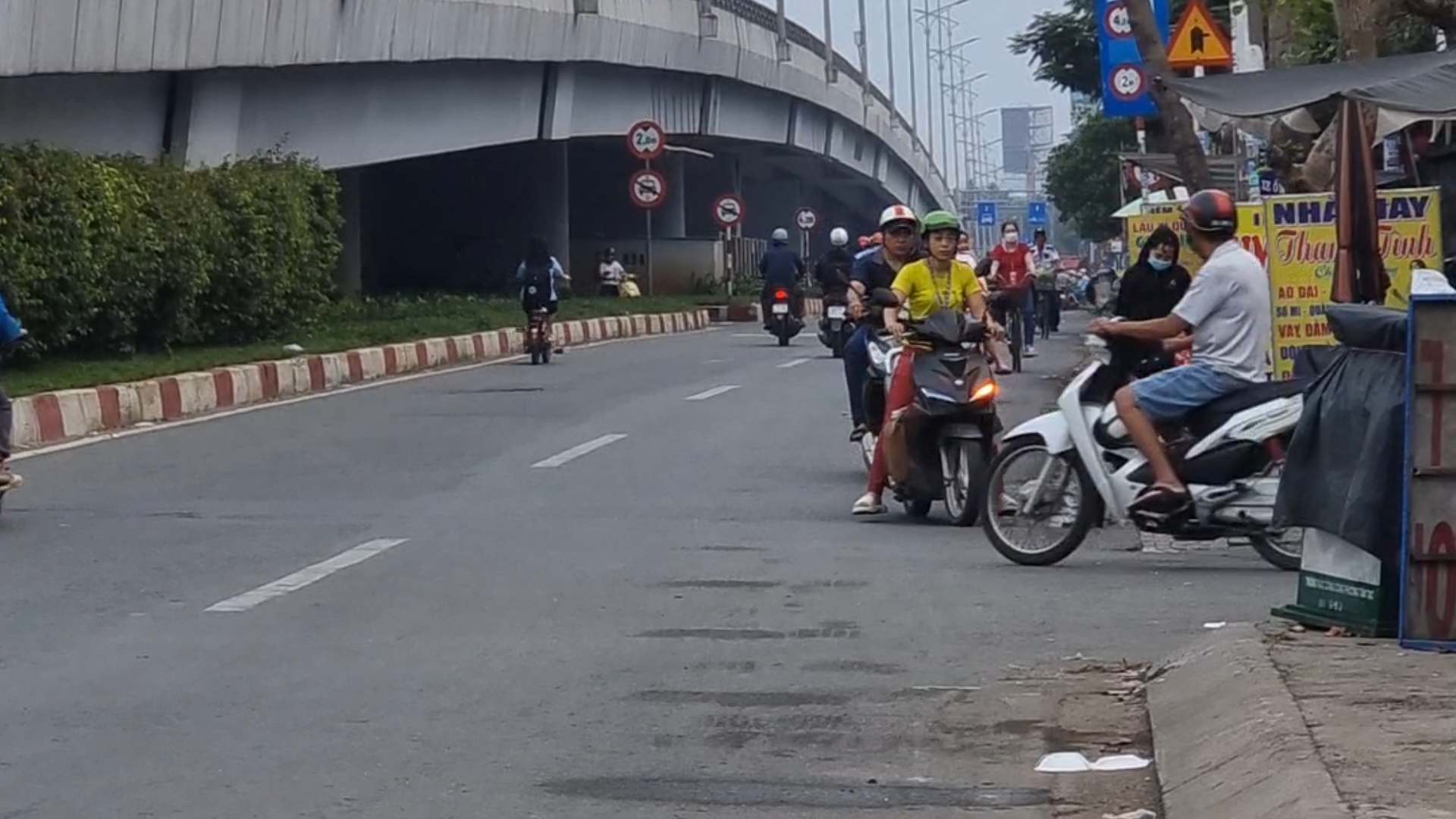 Nhiều xe máy đi ngược chiều đoạn dưới chân cầu vượt Tỉnh lộ 10 để vào đường Nguyễn Triệu Luật - Ảnh: Ngọc Duy