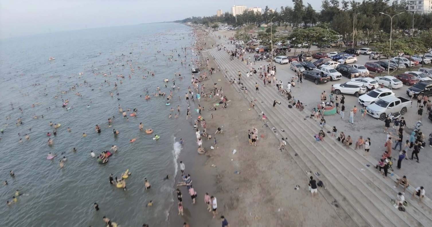 Đông đảo du khách về Cửa Lò trong dịp hè năm 2023. Ảnh: Quang Đại