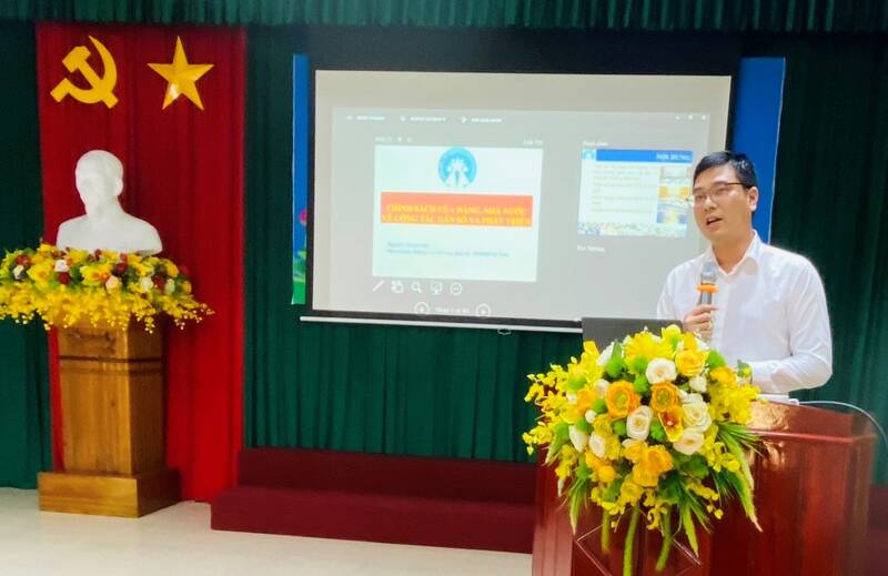 Thạc sĩ Nguyễn Trung Kiên truyền đạt các nội dung về chính sách dân số. Ảnh: Hồng Sinh.