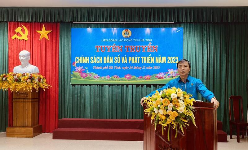 ông Trần Hậu Tú - Chủ tịch Công đoàn ngành Giáo dục Hà Tĩnh phát biểu tại hội nghị. Ảnh: Hồng Sinh.