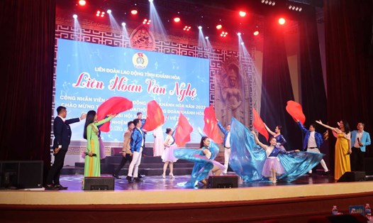 Đoàn viên, người lao động Khánh Hòa tham gia liên hoan văn nghệ chào mừng đại hội XIII Công đoàn Việt Nam. Ảnh: Phương Linh