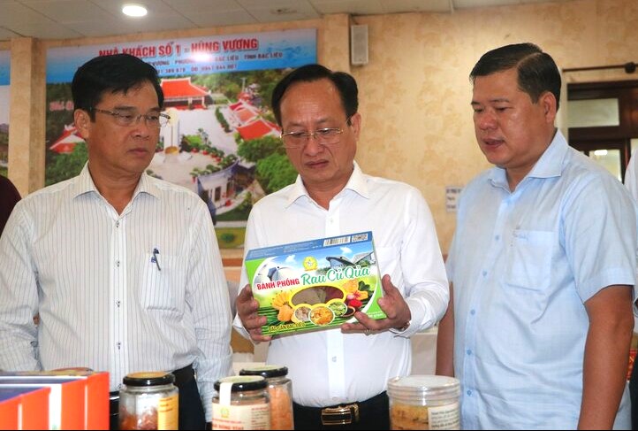 Chủ tịch UBND tỉnh Bạc Liêu Phạm Văn Thiều trực tiếp đánh giá sản phẩm. Ảnh: Nhật Hồ