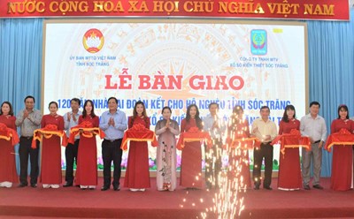 Đại biểu cắt băng bàn giao nhà Đại đoàn kết cho 120 hộ nghèo tại buổi lễ. Ảnh: Phương Anh