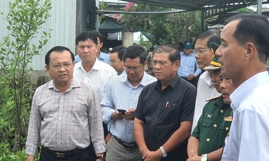 Phó chủ tịch UBND tỉnh Bạc Liêu trực tiếp khảo sát tình trạng sạt lở, ngập úng tại phường Nhà Mát, thành phố Bạc Liêu. Ảnh: Nhật Hồ