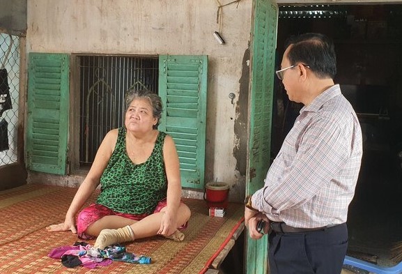 Phó chủ tịch UBND tỉnh Bạc Liêu Lê Tấn Cận thăm hỏi bà con sống trong vùng sạt lở, ngập úng. Ảnh: Nhật Hồ