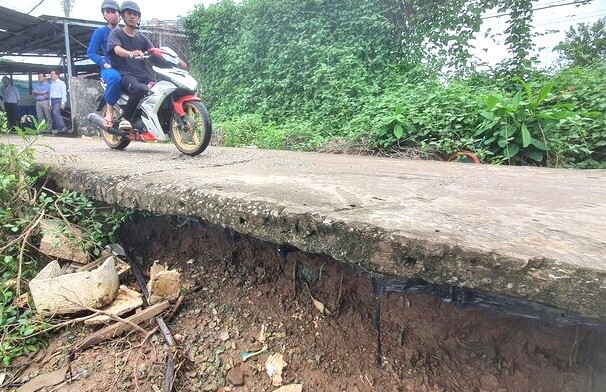 Nhiều đoạn đường bị ngập, lở đòi khỏi phải khẩn cấp xây dựng Dự án đầu tư xây dựng kè Nhà Mát. Ảnh: Nhật Hồ