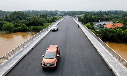 Cầu Long Đại bắc qua sông Tắc nối hai phường Long Bình và Long Phước (TP Thủ Đức, TPHCM) sắp thông xe.  Ảnh: Anh Tú