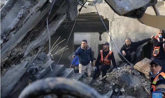 Một tòa nhà bị phá hủy trong cuộc tấn công của Israel vào thành phố Khan Younis phía nam Dải Gaza ngày 23.11. Ảnh: Xinhua