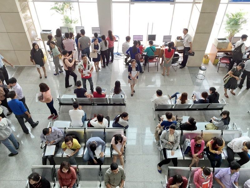 Doanh nghiệp đang làm thủ tục tại Cục thuế TPHCM. Ảnh: Văn Huân