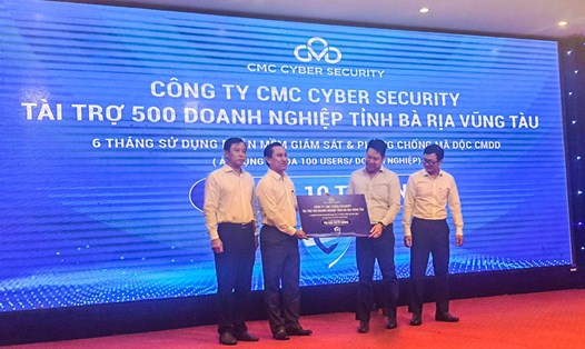 Ông Lê Thanh Sơn trao tặng cho 500 doanh nghiệp tỉnh Bà Rịa – Vũng Tàu 6 tháng sử dụng phần mềm giám sát và phòng chống mã độc CMDD. Ảnh: CMC