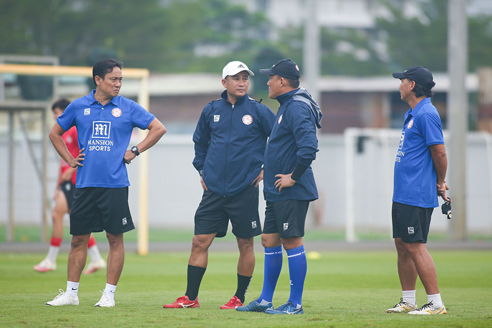 Chiều 24.11, huấn luyện viên Phùng Thanh Phương (bìa trái) cùng 2 trợ lý Nguyễn Liêm Thanh (bìa phải) và Đinh Hồng Vinh (nón trắng) chính thức có buổi tập đầu tiên sau khi được bổ nhiệm vào sáng cùng ngày.
