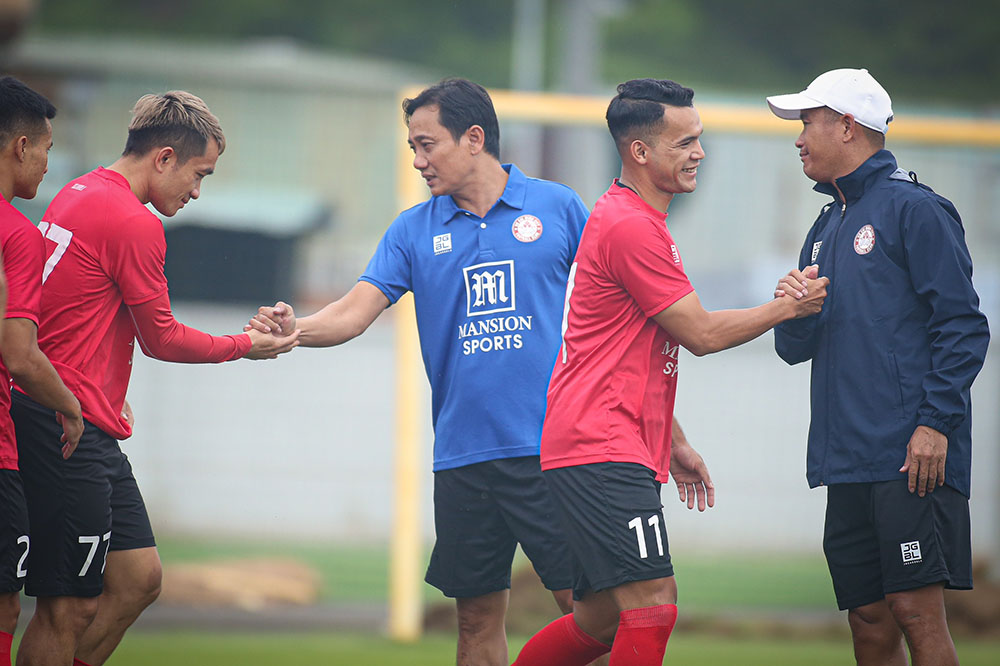 Trước khi bắt đầu buổi tập, huấn luyện viên Phùng Thanh Phương bắt tay động viên và có những trao đổi chuyên môn với toàn đội.