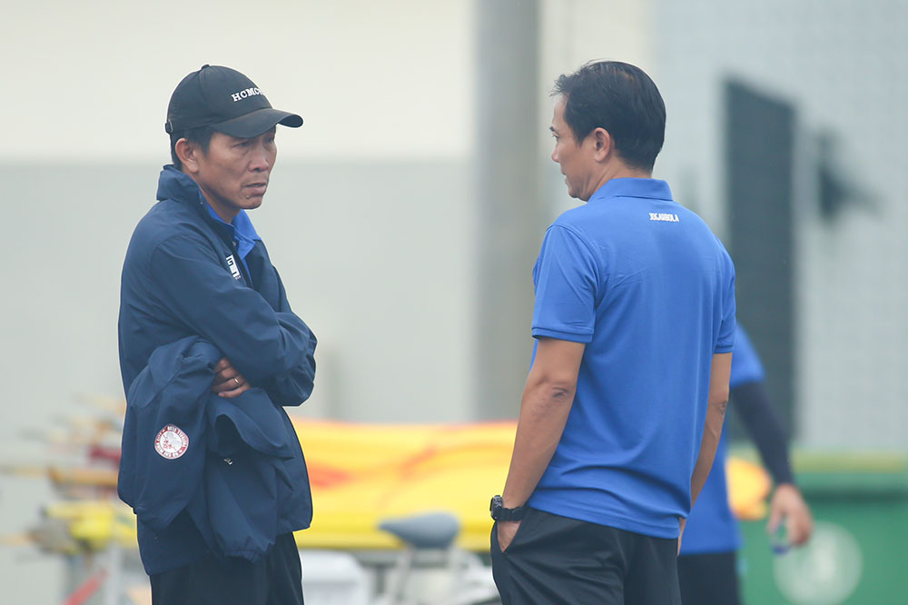Huấn luyện viên Phùng Thanh Phương cũng trao đổi khá lâu với ông Lê Quang Trãi, cộng sự cũ của huấn luyện viên Vũ Tiến Thành. Được biết, ông Trãi sẽ tiếp tục gắn bó là làm việc cùng đội TPHCM.