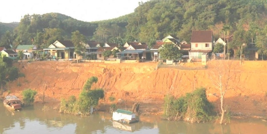 Tình trạng sạt lở bờ sông Lam đe dọa cuộc sống người dân trên địa bàn huyện Anh Sơn. Ảnh: Hải Đăng