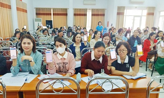 Hơn 300 học viên đã dùng điện thoại thông minh tham gia cuộc thi ngay tại hội trường. Ảnh: LĐLĐ TP Hạ Long