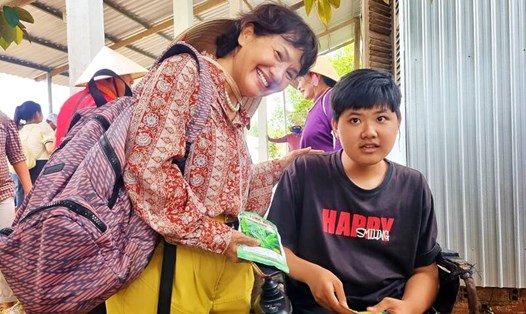 Chàng trai 16 tuổi ở tỉnh Trà Vinh bị đột biến gen vượt qua mặc cảm làm du lịch. Ảnh: Hoàng Lộc