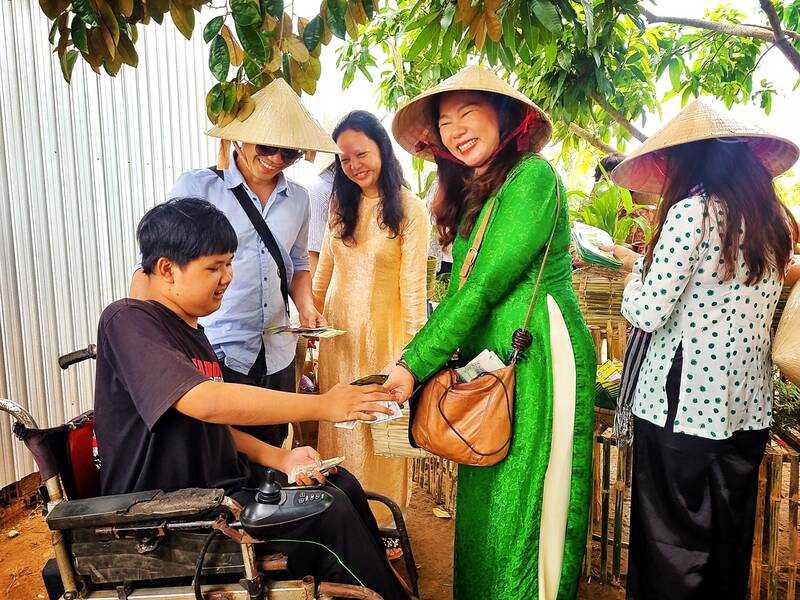 Thanh niên 16 tuổi ở Trà Vinh làm du lịch canh nông dù ngồi xe lăn. Ảnh: Hoàng Lộc