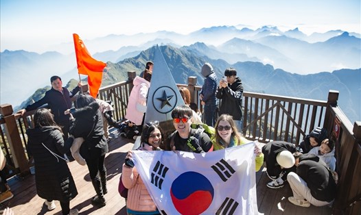 Khách Hàn Quốc check in đỉnh Fansipan, Sa Pa, Lào Cai. Ảnh: SG