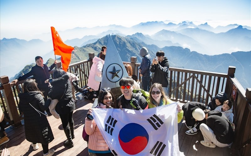 Khách Hàn Quốc check in đỉnh Fansipan, Sa Pa, Lào Cai. Ảnh: SG