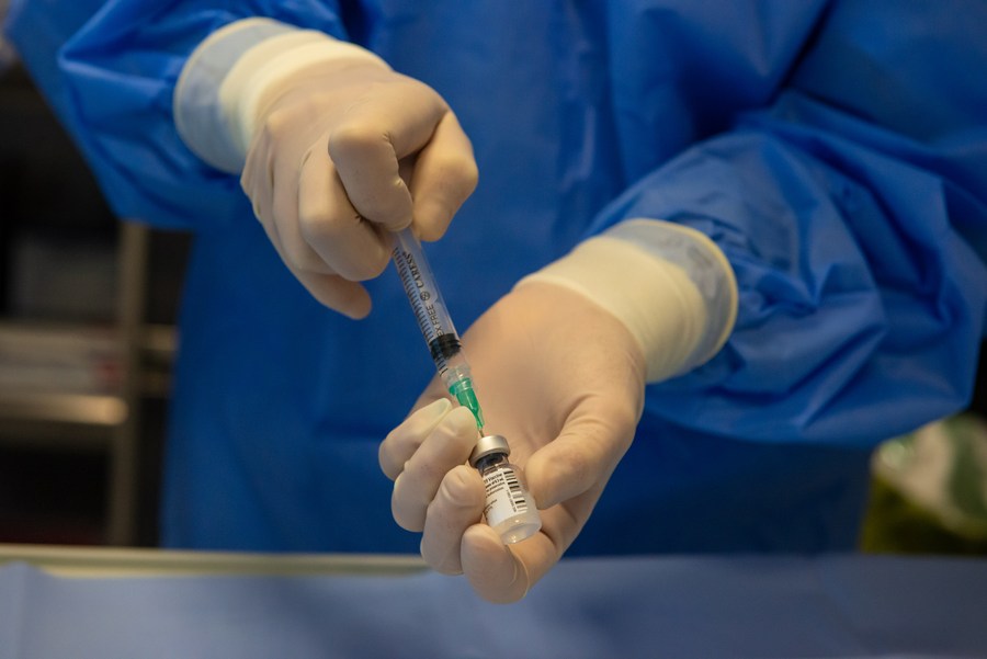 Ba Lan đã bị buộc phải mua hàng chục triệu liều vaccine theo một hợp đồng gây tranh cãi mà Ủy ban châu Âu đã ký với Pfizer vào năm 2021. Ảnh: Xinhua