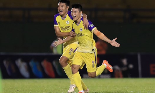 Tuấn Hải ghi siêu phẩm giúp Hà Nội FC đánh bại Bình Dương. Ảnh: Minh Dân
