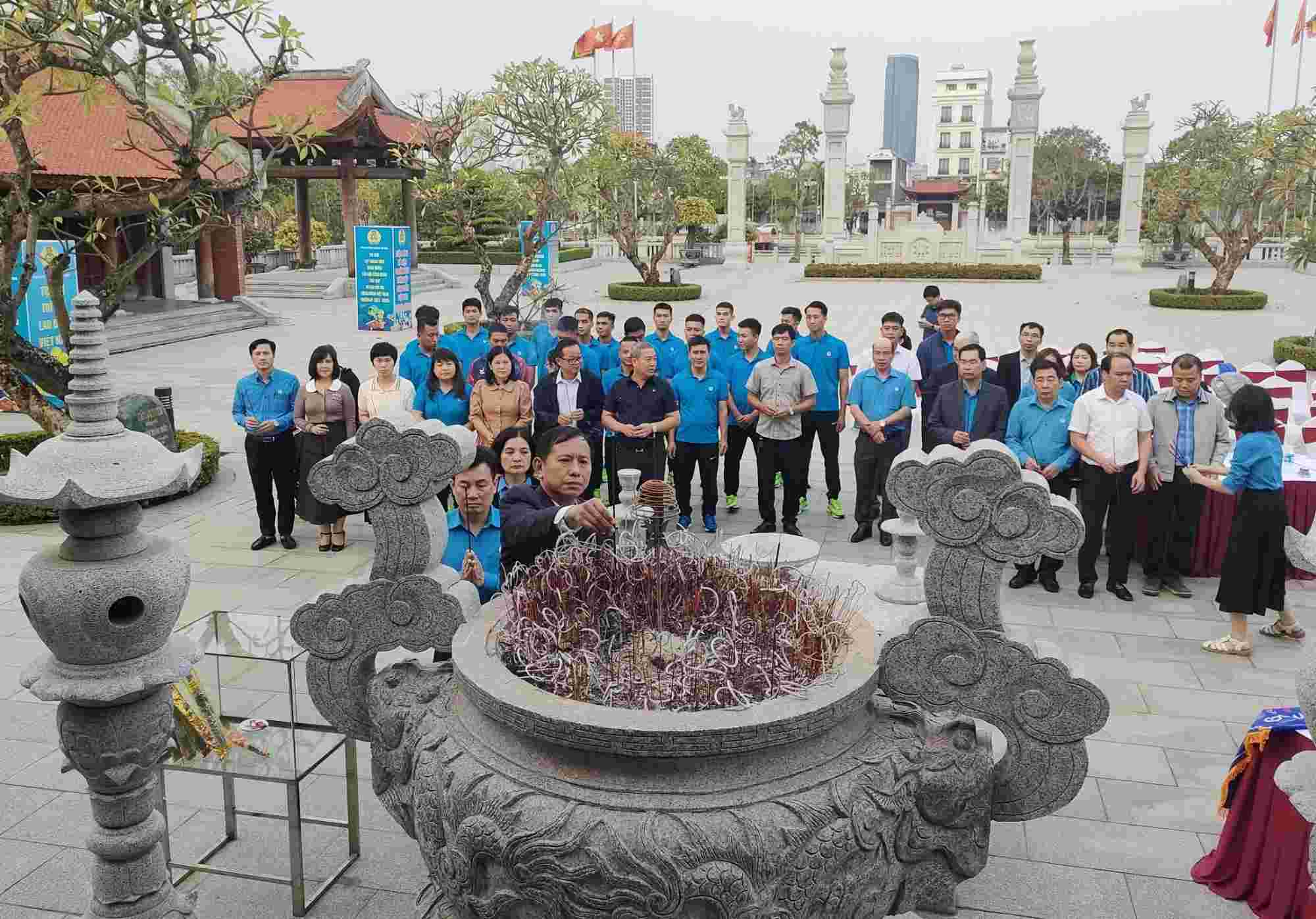 Các đại biểu dâng hương, báo công tại Nhà tưởng niệm đồng chí Nguyễn Đức Cảnh. Ảnh: Mai Dung