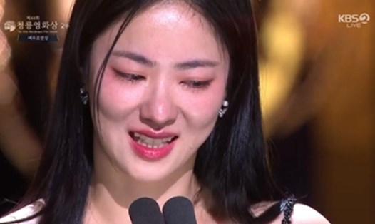 Jeon Yeo Bin khóc khi nhận giải thưởng danh giá. Ảnh: CMH
