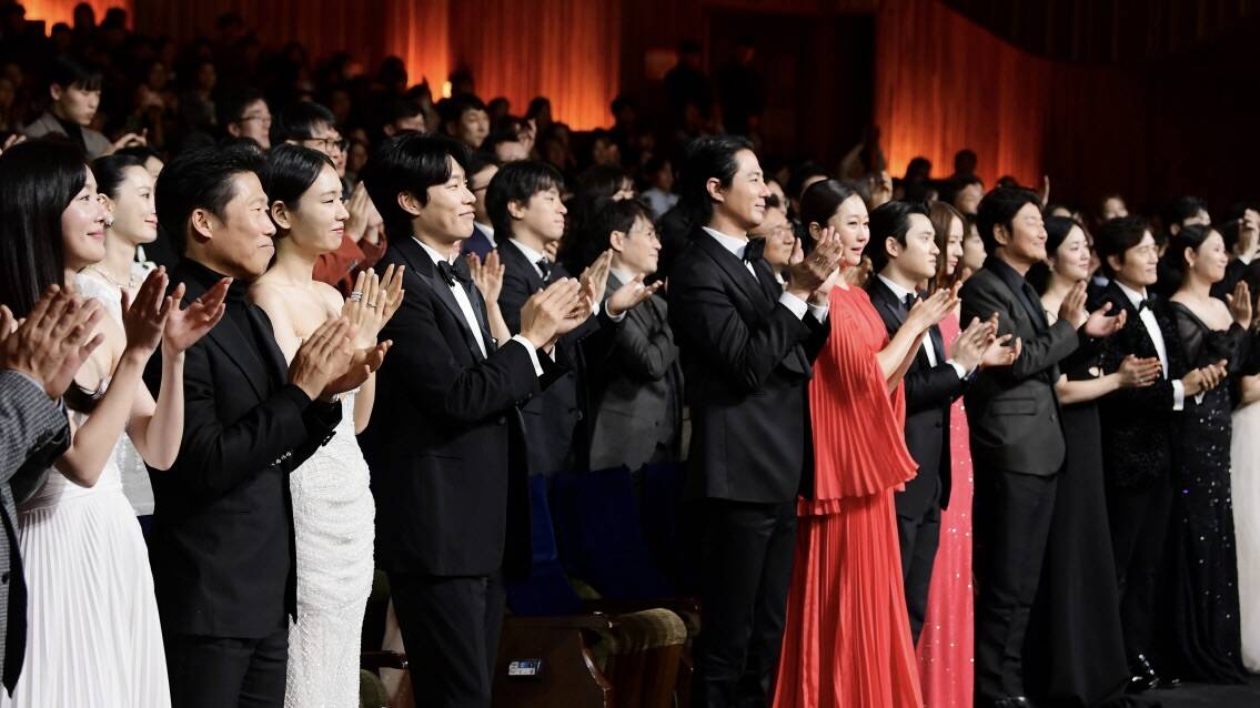 Các nhà làm phim, nghệ sĩ cùng đứng lên cổ vũ “nữ thần sống Rồng Xanh” Kim Hye Soo. Ảnh: Sports Chosun